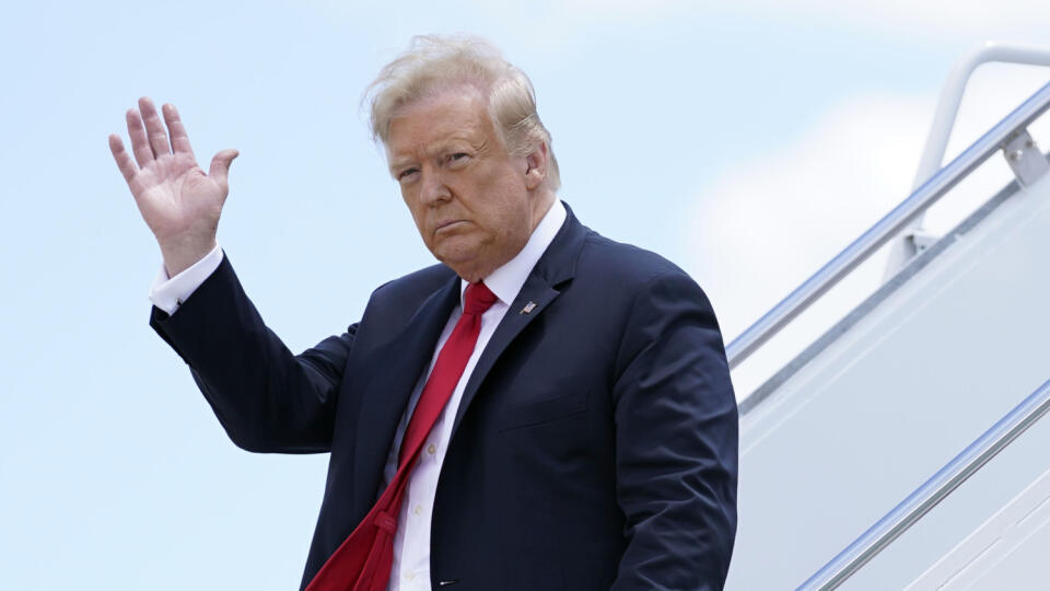 WA 25 archív Green Bay - Na archívnej snímke z 25. júna 2020 americký prezident Donald Trump máva po prílete na medzinárodnom letisku Green Bay. Irán vydal v pondelok zatykač na amerického prezidenta Donalda Trumpa a požiadal Interpol pri jeho zadržaní. Informovala o tom agentúra AP. Dôvodom vydania zatykača na šéfa Bieleho domu a niekoľko desiatok ďalších osôb je to, že im Teherán pripisuje zodpovednosť za útok amerického dronu, pri ktorom bol 3. januára v irackej metropole Bagdad usmrtený vel