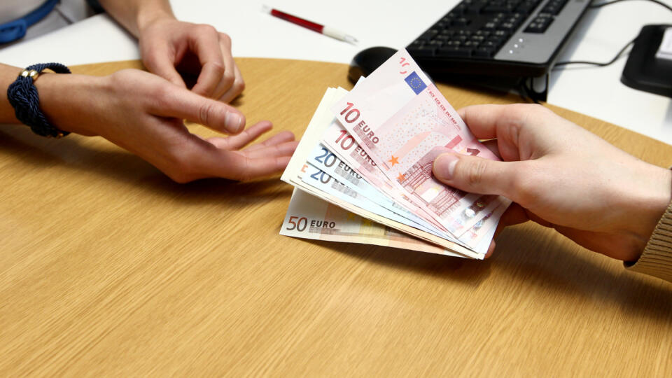 Za vklad v hotovosti na pobočke banky vás skasírujú. Ilustračné foto