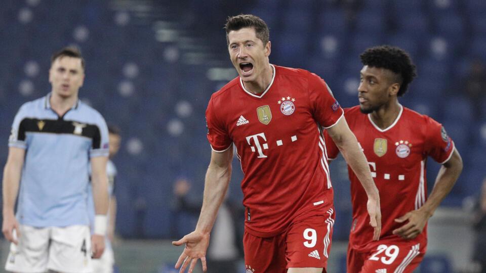 Robert Lewandowski sa teší po góle počas prvého zápasu osemfinále Ligy majstrov proti Laziu Rím.