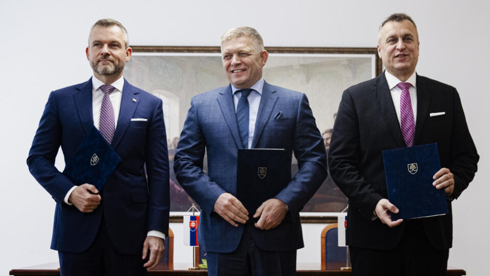 Robert Fico, Peter Pellegrini a Andrej Danko podpísali v historickej budove Národnej rady Slovenskej republiky Memorandum o porozumení, ktoré je základom pre vytvorenie budúcej koalície.