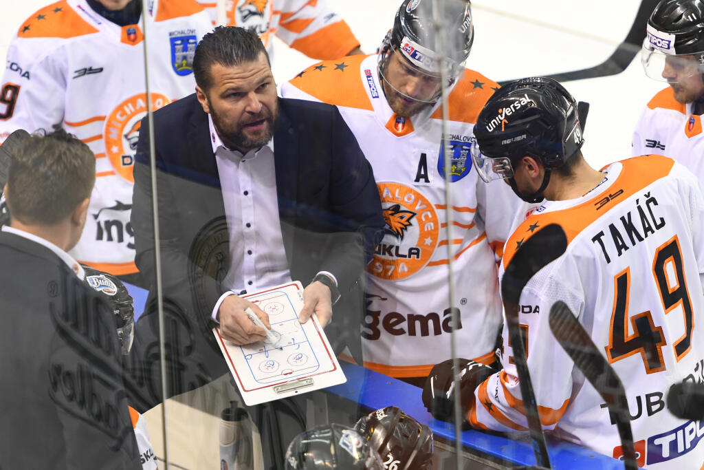 Na snímke tréner HK Dukla Ingema Michalovce Tomek Valtonen vo štvrtom zápase semifinále Kaufland play off Tipos extraligy v hokeji HK Poprad - HC Košice v utorok 20. apríla 2021. FOTO TASR - Milan Kapusta