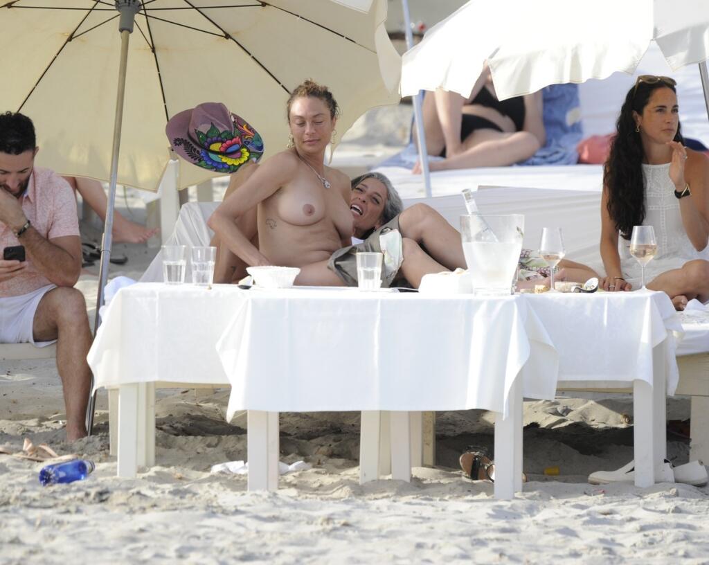 Lilly Beckernemá problém predviesť svoje prsia aj pred paparazzmi. Takto si užívala Ibizu cez víkend.