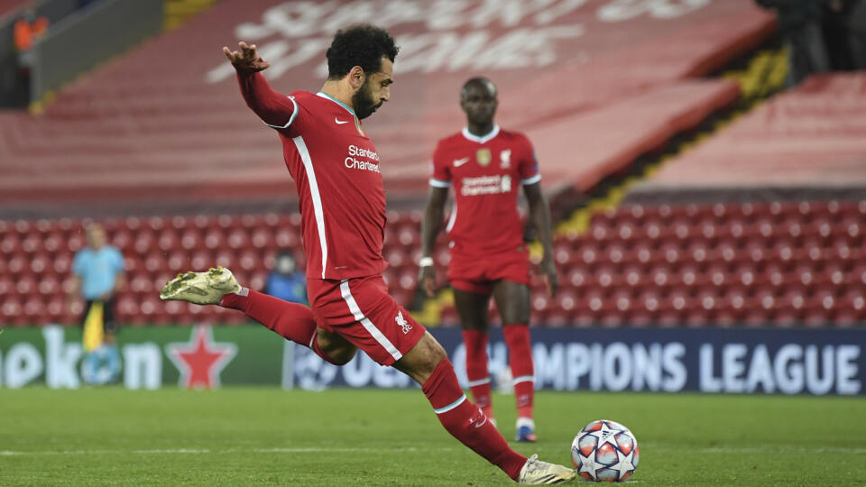 EBE 9 Liverpool - Na snímke vľavo hráč Liverpoolu Mohamed Salah strieľa druhý gól v zápase D-skupiny 2. kola skupinovej fázy Ligy majstrov vo futbale FC Liverpool - FC Midtjylland (2:0) v utorok 27. októbra 2020. FOTO TASR/AP
Liverpool's Mohamed Salah scores his side's second goal from a penalty during the Champions League Group D soccer match between Liverpool and FC Midtjylland at Anfield stadium, in Liverpool, England, Tuesday, Oct. 27, 2020. (Michael Regan/Pool via AP)