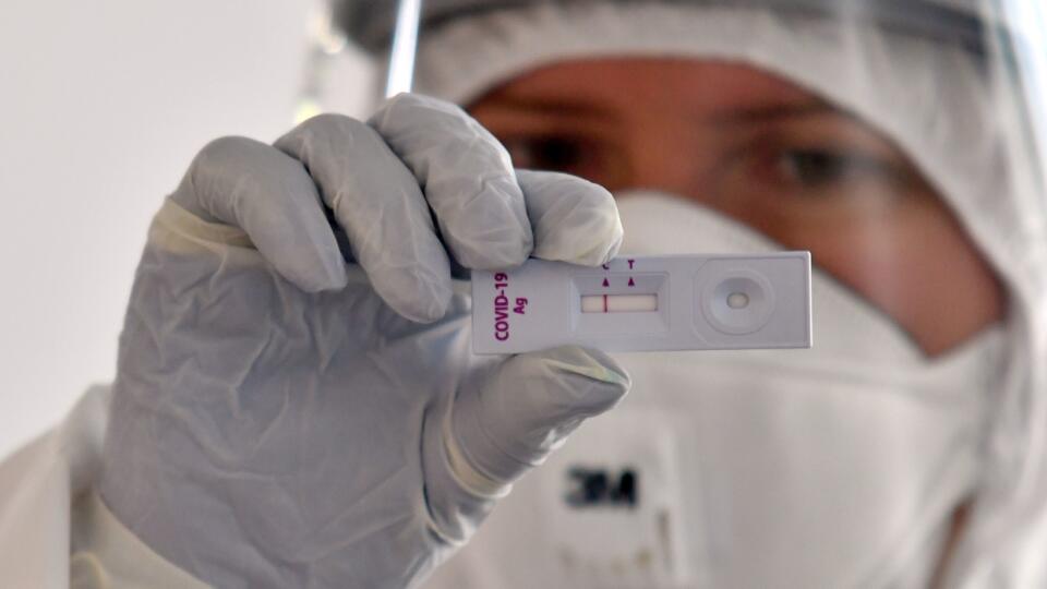 Na Slovensku sa začalo celoplošné testovanie na ochorenie COVID-19. Testovať sa bude od soboty 31. októbra do nedele 1. novembra. Vytvorených má byť viac ako 5000 odberných miest a 4901 odberných tímov. Na snímke zdravotníčka ukazuje negatívny antigénový test počas testovania v dome smútku obce Lastovce v okrese Trebišov v sobotu 31. novembra 2020. FOTO TASR – Roman Hanc