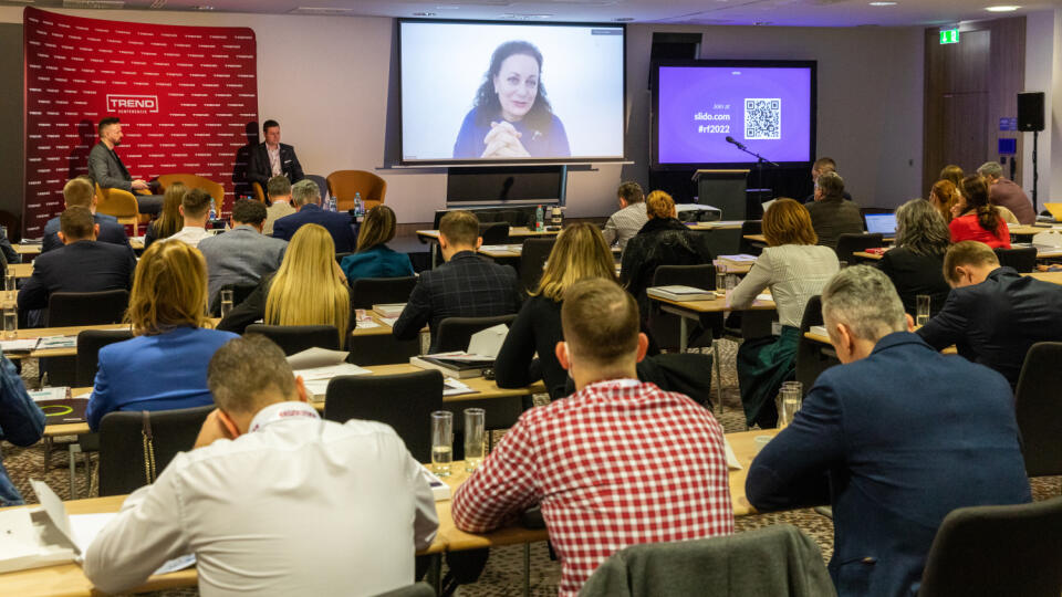 Erika Matwij z Inštitútu rodinného businessu sa účastníkom konferencie prihovorila cez telemost. Poukázala na dôležitosť rodinných rád a rodinnej ústavy.
