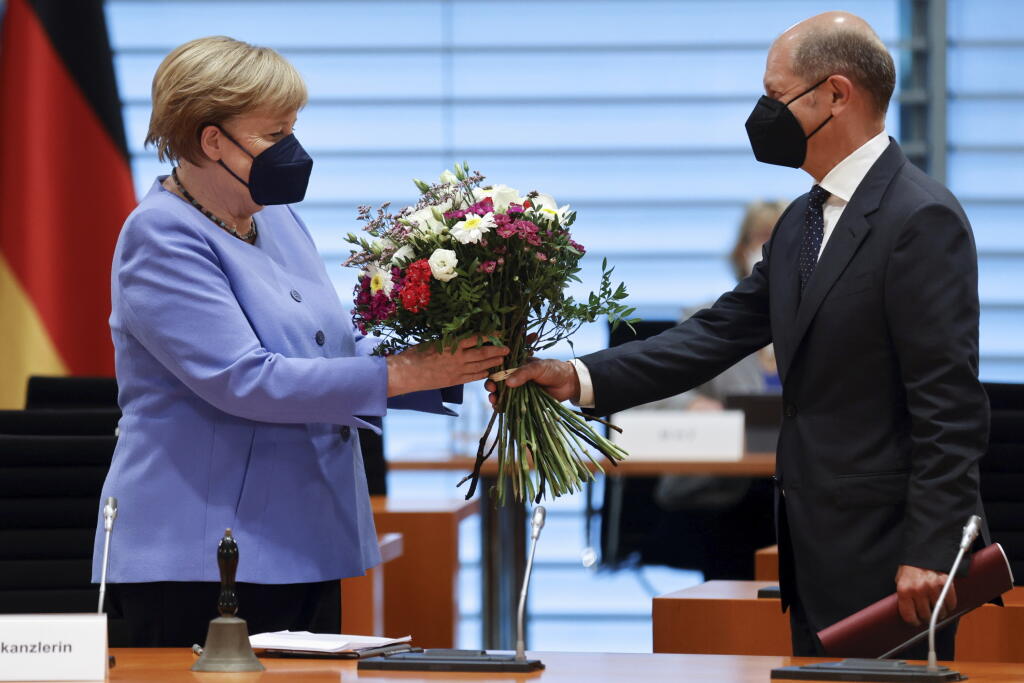 Olaf Scholz dáva Angele Merkelovej kyticu k narodeninám (júl 2021).