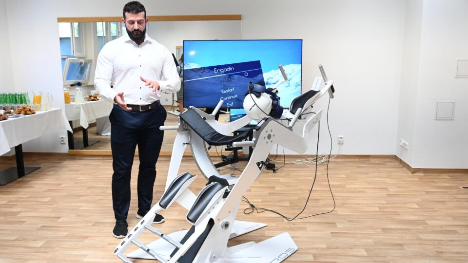 Na snímke inštruktor Dominik Ferenc predstavuje prístroj Icaros Health v rehabilitačnom centre ADELI Medical Center v Piešťanoch v stredu 6. septembra 2023. FOTO TASR - Lukáš Grinaj
