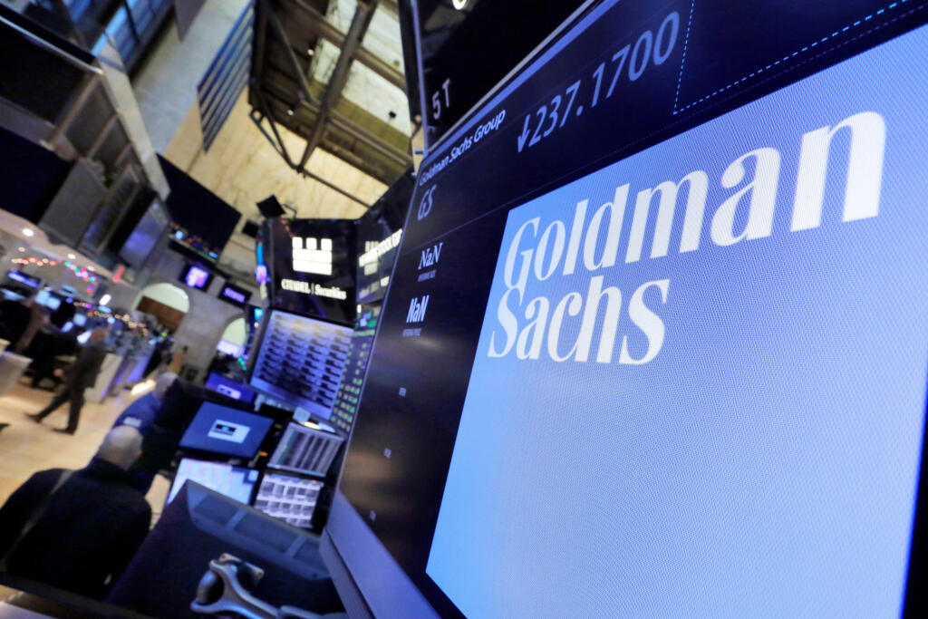 WA 34 archív New York - Na archívnej snímke z 13. decembra 2016 logo americkej banky Goldman Sachs počas obchodovania na newyorskej burze. Americká banka Goldman Sachs oznámila za 4. kvartál minulého roka (2020) prudký rast zisku, k čomu prispeli výsledky z obchodovania s dlhopismi, akciami či výsledky investičného bankovníctva. Zároveň o viac než desatinu znížila objem rezerv vyčlenených na krytie prípadných úverových strát. FOTO TASR/AP


FILE - In this Dec. 13, 2016, file photo, the logo for 