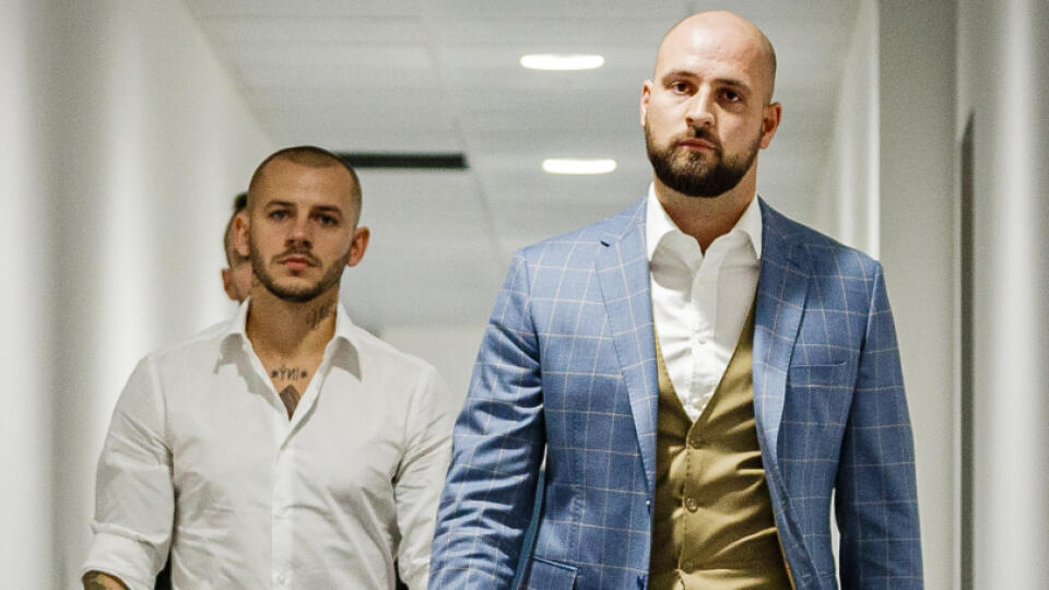 Na snímke Ivan Kmotrík mladší a Vladimír Weiss mladší prichádzajú na tlačovú konferenciu, na ktorej ŠK Slovan Bratislava oficiálne Weissa predstaví ako novú posilu klubu.