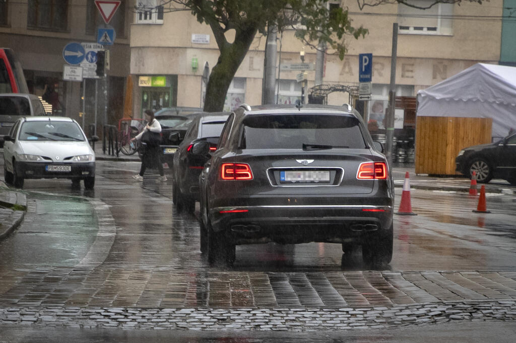 Vyrazili na ich luxusnom Bentley.