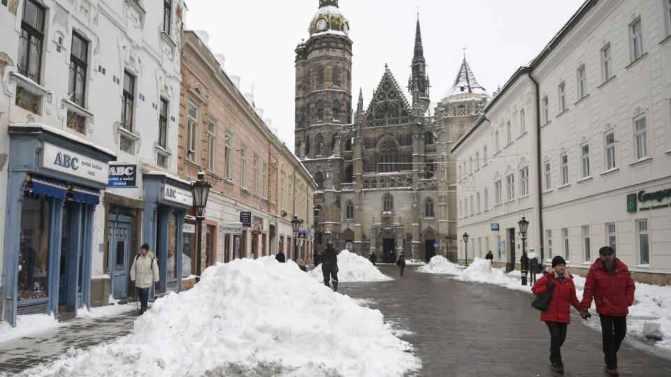 Na snímke kopy snehu na Alžbetinej ulici v Košiciach 14. decembra 2022. FOTO TASR - František Iván