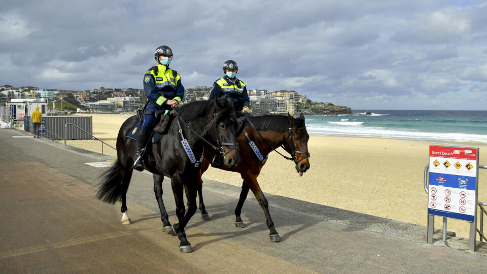 WA 23 Sydney - Jazdecká polícia hliadkuje na pláži Bondi v Sydney v pondelok 28. júna 2021. Dvojtýždňový lockdown zavedený v najľudnatejšom austrálskom meste Sydney od soboty 26. júna by mohol austrálsku ekonomiku stáť približne 2 miliardy austrálskych dolárov (1,27 miliardy eur). Odhadujú to banka Morgan Stanley a austrálska spoločnosť AMP. Austrália opäť zápasí s prípadmi nového koronavírusu, pričom nové ohniská sa objavili v takmer každom štáte či teritóriu, informovala agentúra Reuters. Vlád