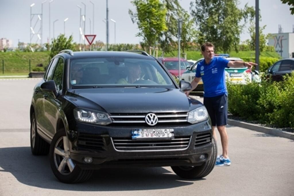 Do repre dostal pozvánku v minulosti aj brankár majstrovskej Žiliny Miloš Volešák. Ten sa na zraz zviezol vo Volkswagene Touareg.