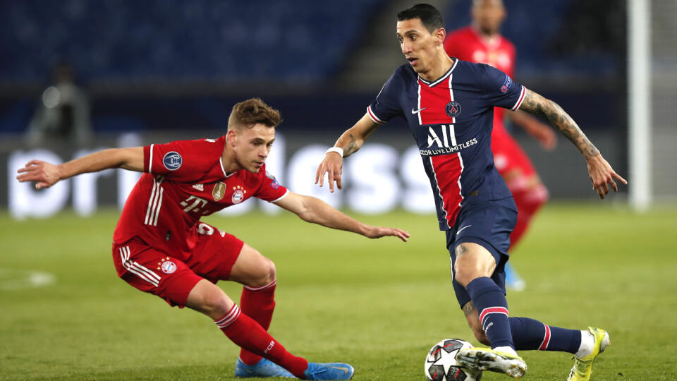 WA 46 Paríž - Futbalista Paríža St. Germain Angel Di Maria (vpravo) a hráč Bayernu Joshua Kimmich bojujú o loptu počas odvetného štvrťfinálového zápasu Ligy majstrov Paríž St. Germain - Bayern Mníchov v paríži v utorok 13. apríla 2021. FOTO TASR/AP
Bayern's Joshua Kimmich, left, and PSG's Angel Di Maria challenge for the ball during the Champions League, second leg, quarterfinal soccer match between Paris Saint Germain and Bayern Munich at the Parc des Princes stadium, in Paris, France, Tues
