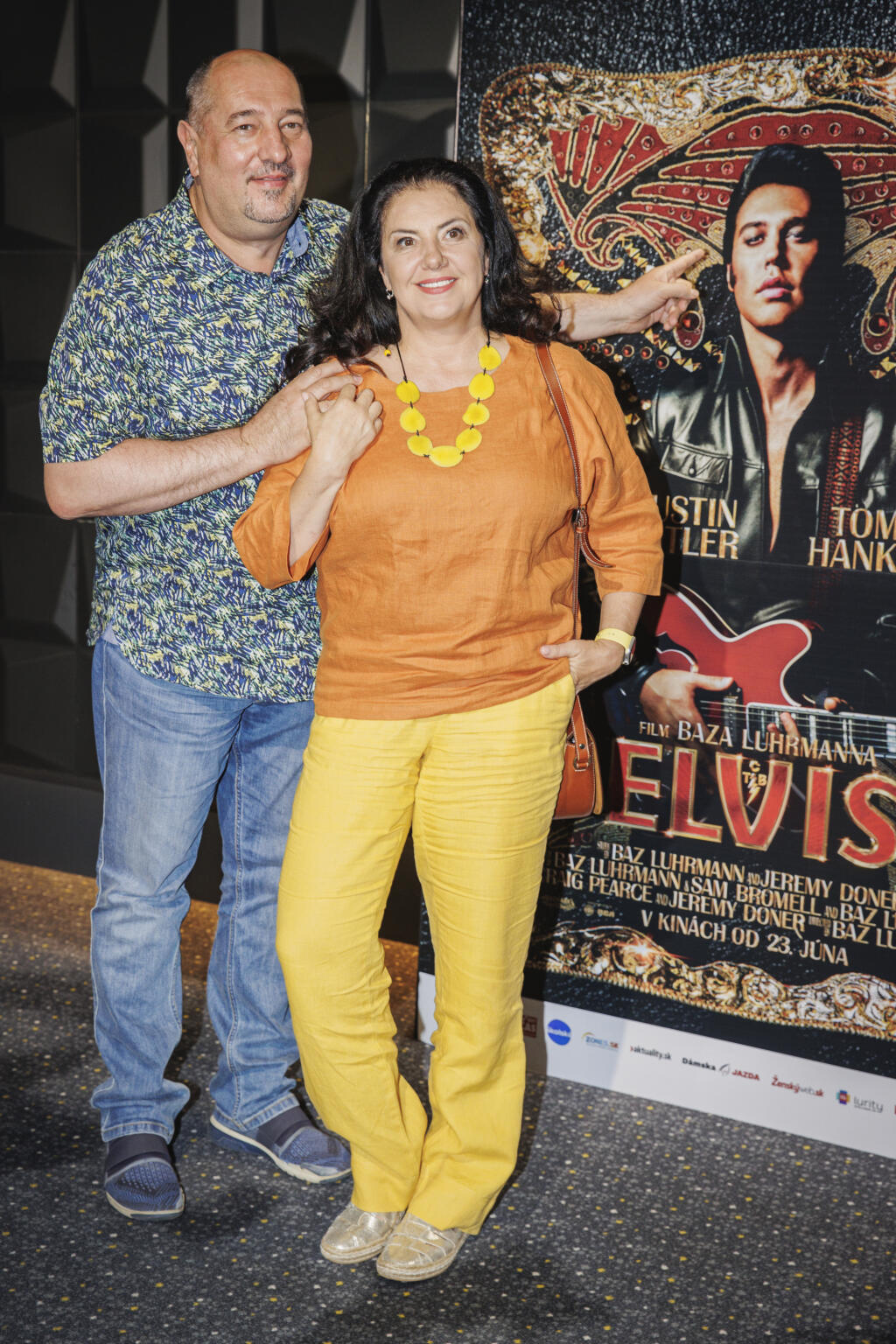 Na snímke manželia Iveta a Martin Malachovskí prichádzajú na premiéru filmu Elvis.