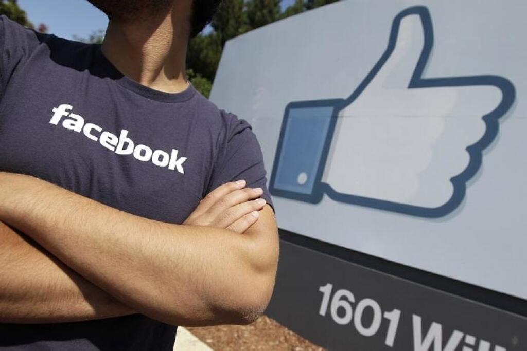 Facebook dal ponukami práce facku LinkedInu