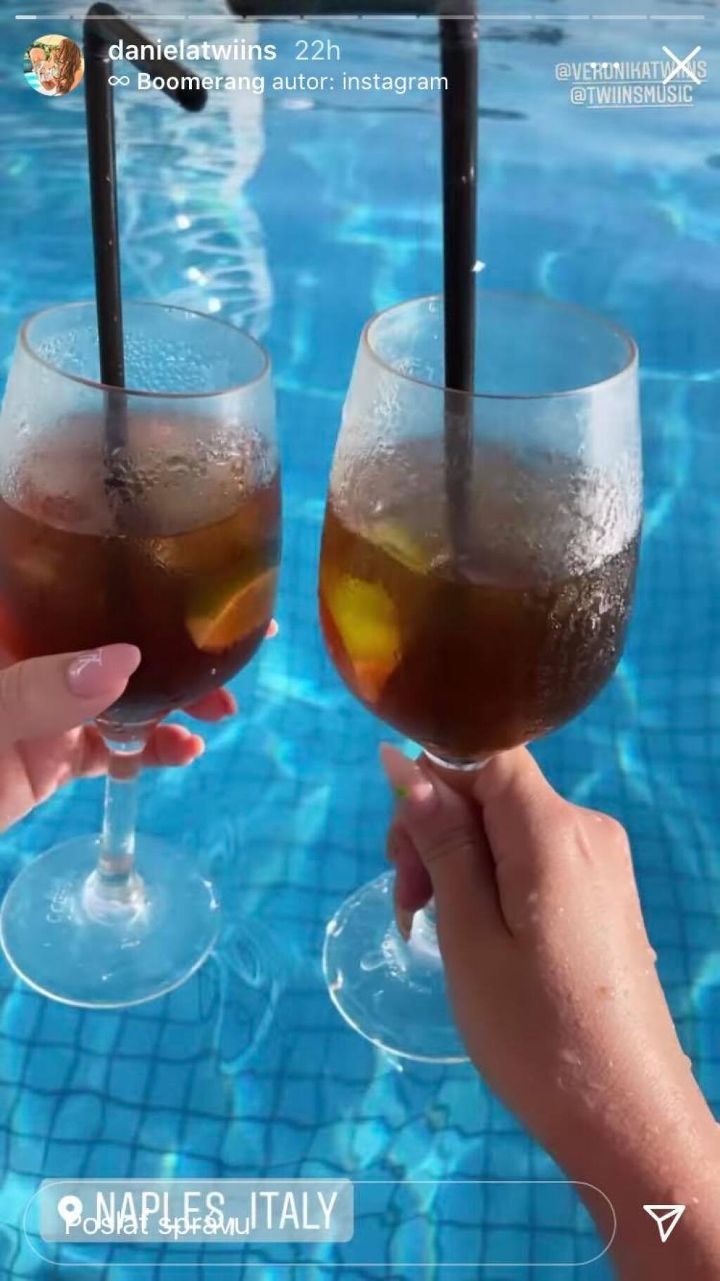 V Neapole sa už oteplilo a tak si twiinsky užívajú aj drinky pri bazéne.