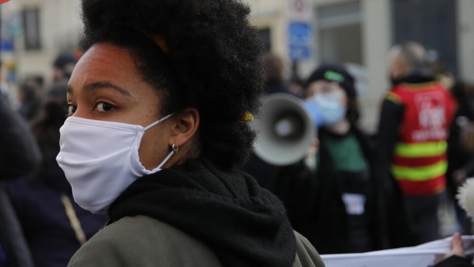 WA 20 Paríž - Študent drží transparent počas protestu na ľavom brehu Paríža v stredu 20. januára 2021. Vysokoškolský študenti chcú, aby sa opäť otvorili vysoké školy. Protestom upriamili pozornosť na samovraždy a finančné problémy medzi študentami, ktorí si odrezaní od svojich priateľov, profesorov a pracovných príležitostí počas koronavírusovej pandémie. FOTO TASR/AP
A student holds a banner during a demonstration Wednesday, Jan. 20, 2021 in Paris. French university students protested on Pari