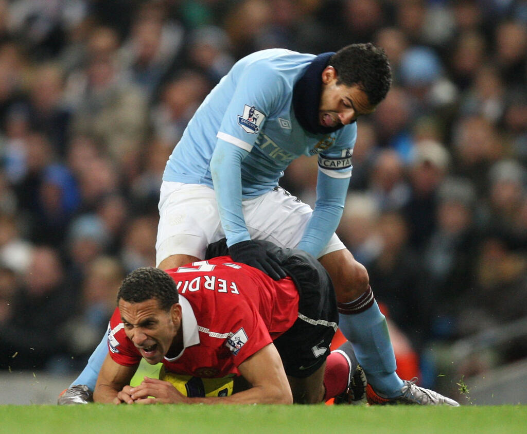 Počkaj, niečo tam máš! Futbalisti predviedli v manchesterskom derby aj ruku v zadku.