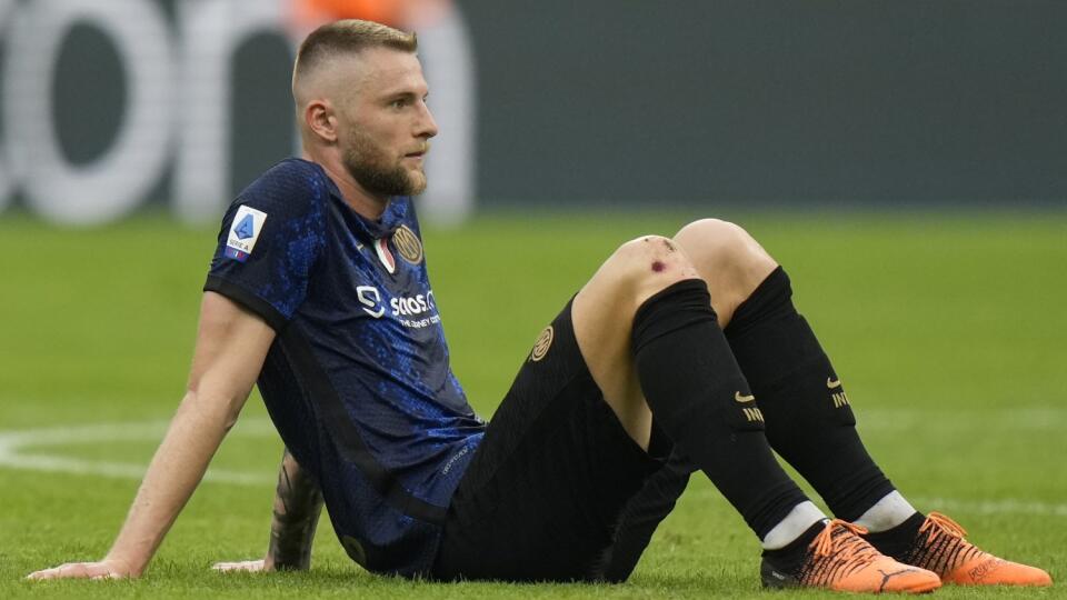 PK 83 Miláno - Na snímke slovenský futbalista Interu Miláno Milan Škriniar smúti na trávniku po zápase záverečného 38. kola talianskej Serie A Inter Miláno - Sampdoria Janov v Miláne v nedeľu 22. mája 2022. Futbalisti AC Miláno vybojovali po jedenástich rokoch titul v talianskej Serie A. Inter v zostave aj so slovenským obrancom Milanom Škriniarom zdolal doma Sampdoriu Janov rovnako 3:0, na obhajobu trofeje mu to však nestačilo. FOTO TASR/AP
Inter Milan's Milan Skriniar sits on the field in dej