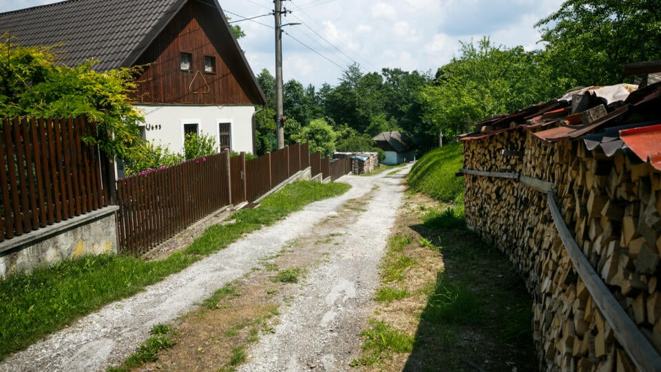 Kopaničiarska romantika: Žiadne autá, hluk ani zhon, počuť len štvornohých strážcov, ktorí zavetria každého cudzinca.