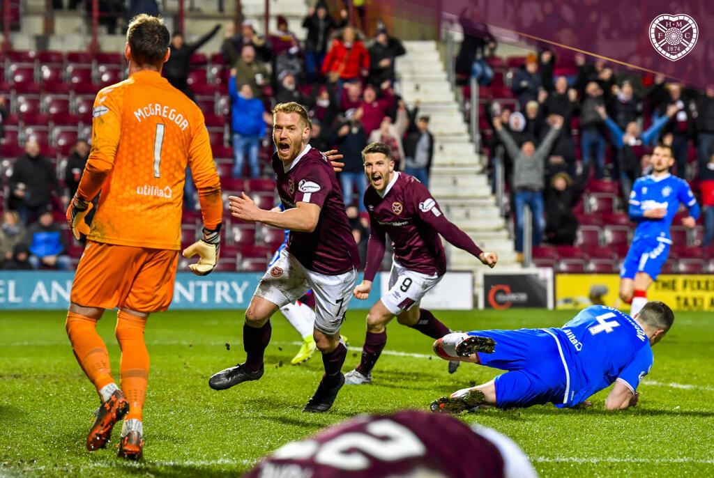 Radosť hráčov Hearts po strelení regulérneho gólu. V prvom polčase totiž skórovali tiež, ale loptu hodil do brány hráč domácich rukou, a tak gól neplatil.