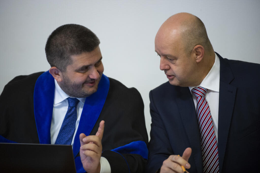 Vľavo advokát Michal Mandzák s Pavolm Ruskom
