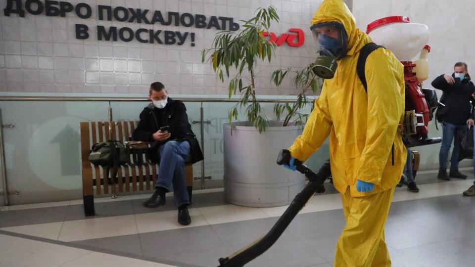 KK40 Moskva - Zamestnanec federálneho štátneho strediska pre záchranné operácie s osobitným rizikom ruského ministerstva pre mimoriadne situácie dezinfikuje priestory Leningradskej železničnej stanice v Moskve 19. októbra 2021. Rusko dosiahlo nový rekord v dennom počte úmrtí súvisiacich s ochorením COVID-19, keď ich v utorok 19. októbra 2021 zaregistrovalo 1015. Ide o najväčší počet úmrtí od začiatku pandémie, informovala agentúra TASS. FOTO TASR/AP
An employee of the Federal State Center for S