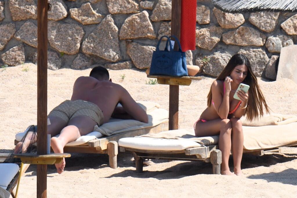Donnarumma si užíva na dovolenke na Sardínii, spoločnosť mu robí sexi priateľka Alessia.