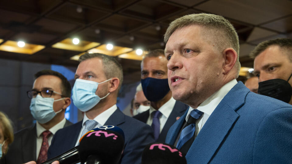 Na snímke sprava poslanec NR SR Robert Fico (Smer-SD) a nezaradený poslanec NR SR Peter Pellegrini počas spoločného brífingu po prerušení mimoriadnej schôdze Národnej rady SR k odvolávaniu Igora Matoviča z kresla ministra financií 29. júna 2021 v Bratislave. Mimoriadna schôdza Národnej rady (NR) SR, na ktorej chce opozícia odvolávať ministra financií Igora Matoviča (OĽANO), má byť napokon v stredu (30. 6.) od 12.00 h. Pre neuznášaniaschopnosť pléna sa totiž v utorok nekonala. FOTO TASR – Jakub K