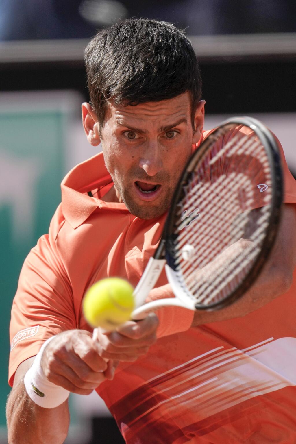 PK 20 Rím - Novak Djokovič odvracia úder Rusa Aslana Karaceva počas zápasu 2. kola mužskej dvojhry na antukovom turnaji ATP Masters 1000 v Ríme v utorok 10. mája 2022. FOTO TASR/AP
Novak Djokovic returns the ball to Aslan Karatsev during their match at the Italian Open tennis tournament, in Rome, Tuesday, May 10, 2022. (AP Photo/Andrew Medichini)