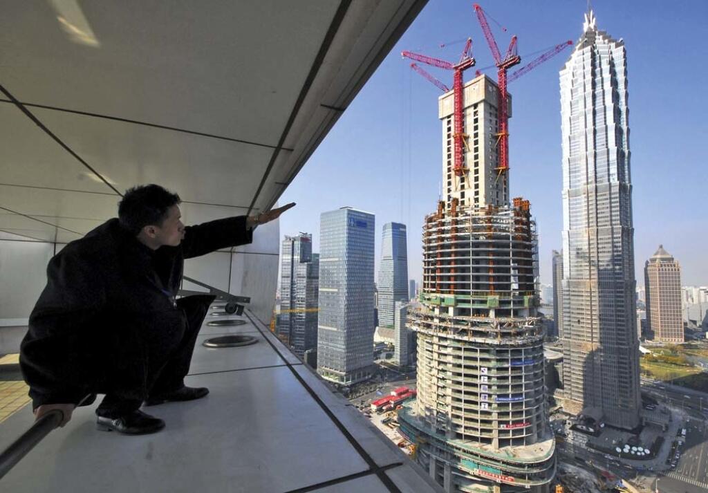 Image: 0114519934, License: Rights managed, Under Construction: Der im Bau befindliche Shanghai Tower soll 632 Meter hoch werden, Shanghai / 170112
***SHANGHAI, Jan. 17, 2012 - Photo taken on Jan. 17, 2012 shows the Shanghai Tower (L) under construction alongside the Jin Mao Tower and Shanghai World Financial Center in Shanghai, east China. Work crews have completed the foundation for the world's second tallest building ahead of schedule and are now rushing to construct the ground structure of t