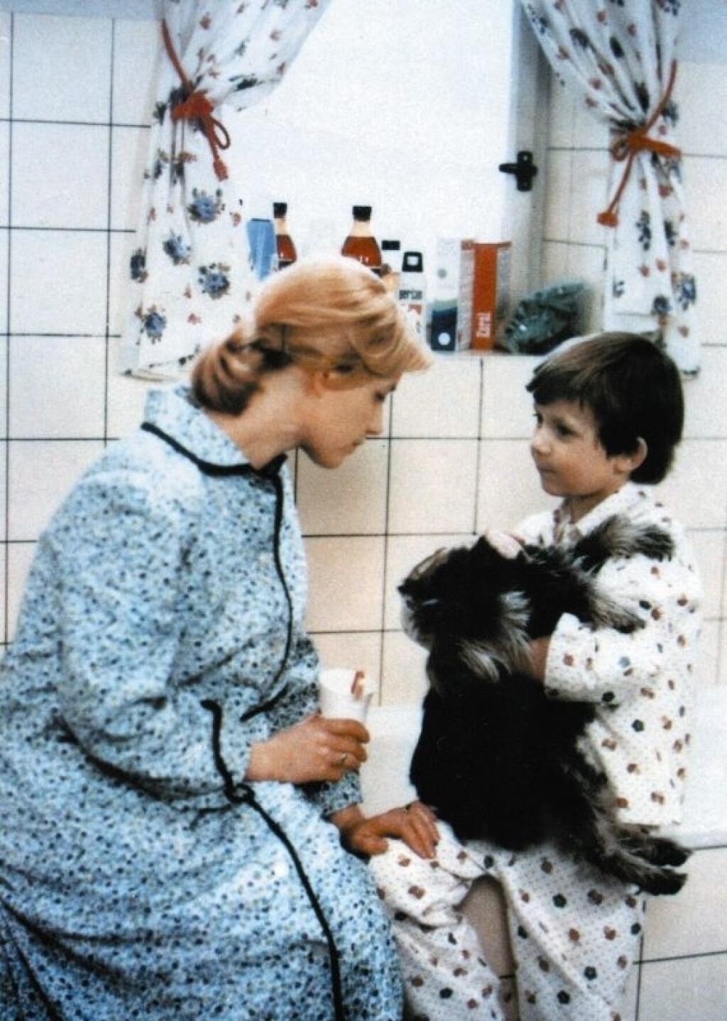 Jeho najznámejšou filmovou mamou bola Jana Preissová. Na snímke z úspešnej rodinnej komédie Jak vytrhnout velrybě stoličku.
