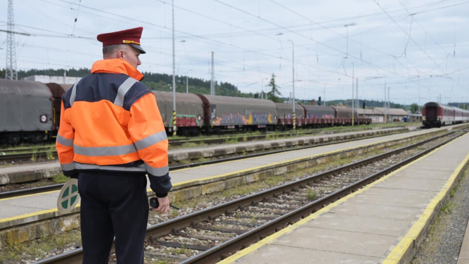 Na snímke výpravca sleduje vracajúci sa vlak na stanici v Spišskej Novej Vsi, kde vlak končí kvôli výluke vlakov medzi Popradom a Spišskou Novou Vsou pre poškodený most v Poprade. Pre cestujúcich sú pripravené autobusy. Spišská Nová Ves, 14. mája 2025. FOTO TASR – František Iván