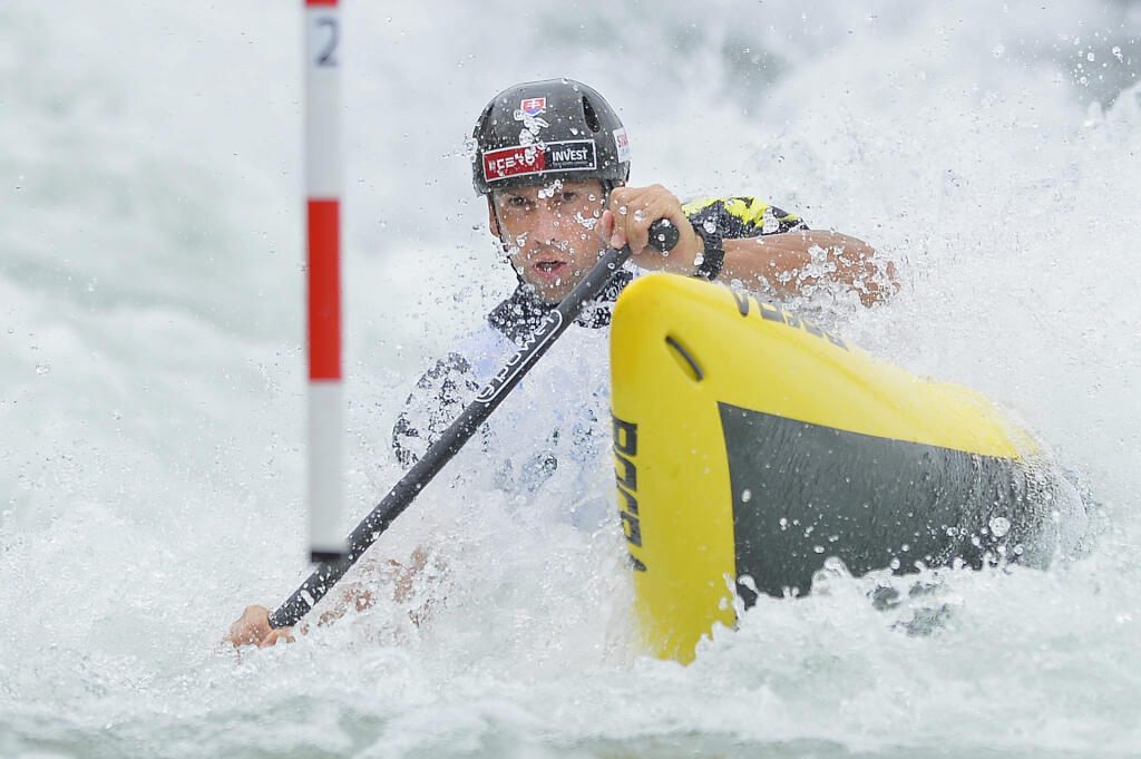 Na snímke slovenský reprezentant Alexander Slafkovský v semifinálovej jazde v kategórii C1 na majstrovstvách Európy slalomárov na divokej vode v slovinskom Tacene 4. júna 2017. FOTO TASR - Michal Svítok