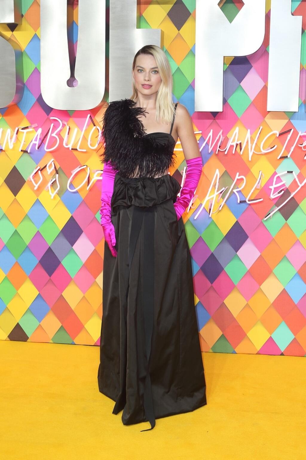 Margot Robbie na svetovej premiére filmu Birds Of Prey. Aj keď zas zvolila čiernu, tento model jej pristal viac.