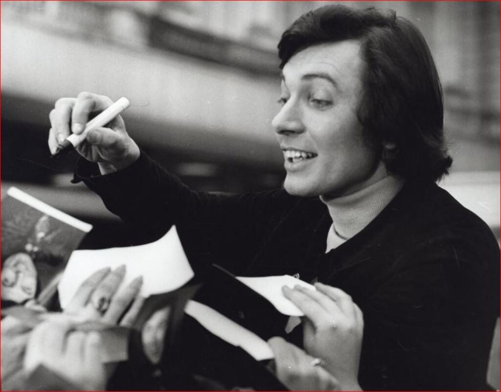 Karel Gott vo svojom najslávnejšom filme Hvězda padá vzhuru.
