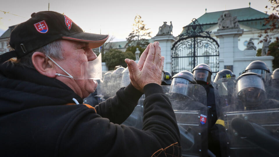 Oslavy 31. výročia nežnej revolúcie na Slovensku sa v hlavnom meste Bratislava zmenili na protest voči vláde SR na čele s premiérom Igorom Matovičom, ktorý v krajine zaviedol nepopulárne bezpečnostné opatrenia v snahe zamedziť šíreniu koronavírusu Covid - 19.