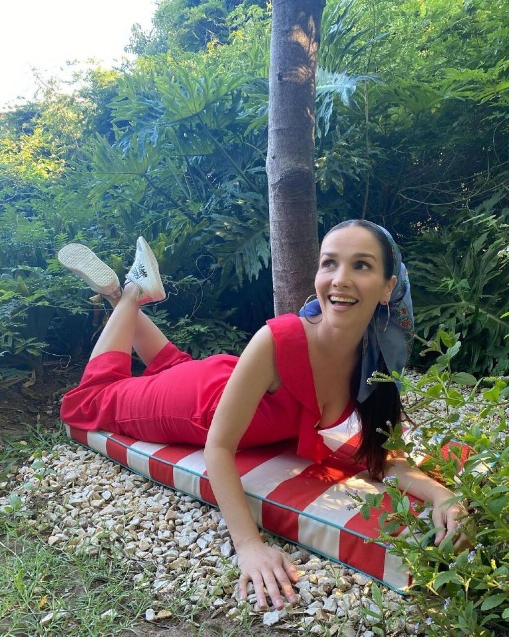 Uruguajská herečka a speváčka Natalia Oreiro je známa aj tým, že si starostlivo stráži svoje súkromie a len sporadicky nechá fanúšikov nahliadnuť do svojho rodinného života. Nedávno však speváčka urobila výnimku a na sociálnej sieti instagram zverejnila video, v ktorom nechala fanúšikov nahliadnuť do svojho domova.