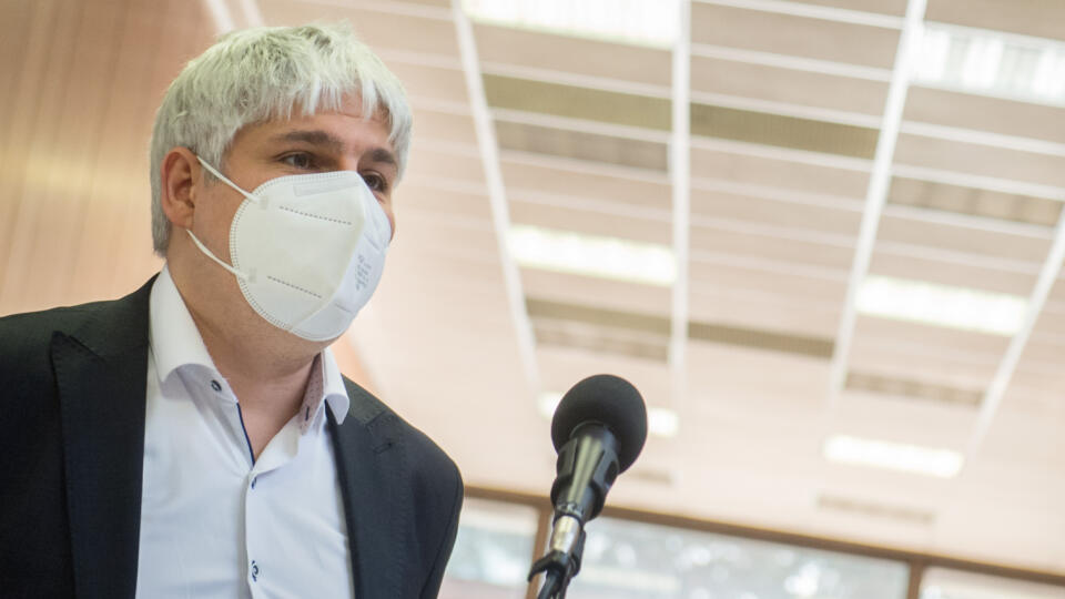 Na Úrade vlády SR v Bratislave sa uskutočnil pracovný okrúhly stôl o ďalších krokoch a opatreniach, ktoré pomôžu zlepšiť epidemiologickú situáciu na Slovensku. Pozvanie prijali vedci a odborníci - epidemiológovia, infektológovia a analytici. Na snímke biochemik Pavol Čekan odpovedá na otázky novinárov v Bratislave v utorok 23. februára 2021. FOTO TASR - Martin Baumann