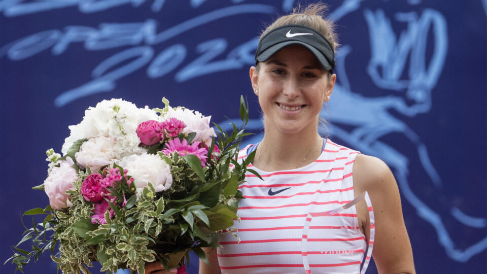 Na snímke švajčiarska tenistka Belinda Benčičová pózuje s trofejou po víťazstve nad Slovenkou Viktóriou Kužmovou vo finále ženskej dvojhry na tenisovom turnaji Bratislava Open 22. júna 2020 v Bratislave. FOTO TASR - Martin Baumann