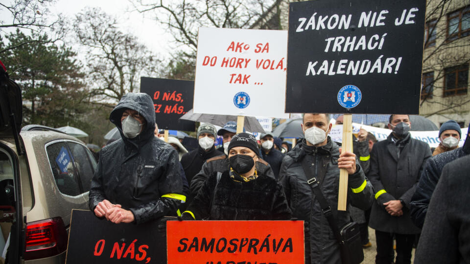 Na snímke účastníci protestného zhromaždenia samospráv, na ktorom predstavitelia Združenia miest a obcí Slovenska (ZMOS) predstavili konkrétne požiadavky miest a obcí vo vzťahu k vláde a parlamentu 2. februára 2022 v Bratislave. FOTO TASR - Jakub Kotian
