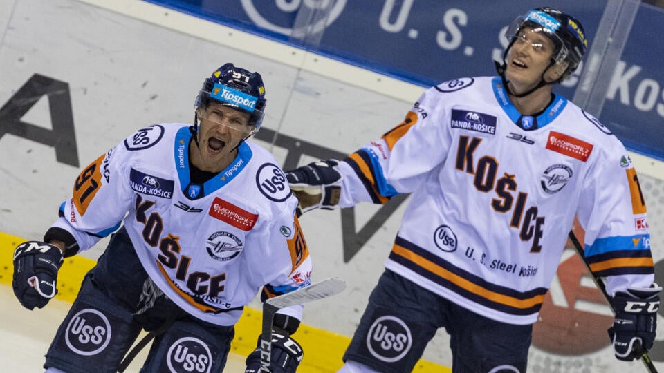 Na snímke Michal Chovan počas zápasu 1. kola Tipsport ligy medzi HC Košice a HC Slovan Bratislava. Slovan sa v tomto zápase predstavil prvýkrát po návrate do najvyššej slovenskej hokejovej súťaže.