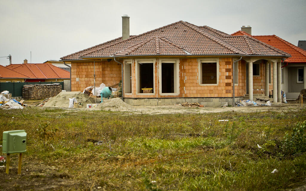 Na snimke vystavba rodinnych domov pre slovensku klientelu v pohranicnej madarskej obci Rajka.