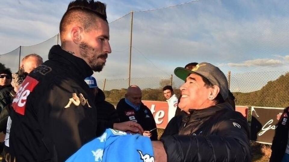 Nečakaná smrť argentínskeho futbalového velikána Diega Maradonu silno zasiahla aj kapitána slovenskej futbalovej reprezentácie Marka Hamšíka.