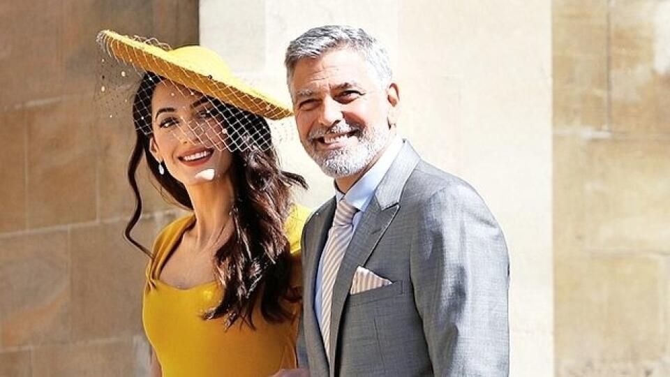 Medzi prvými dorazil George Clooney s manželkou Amal.