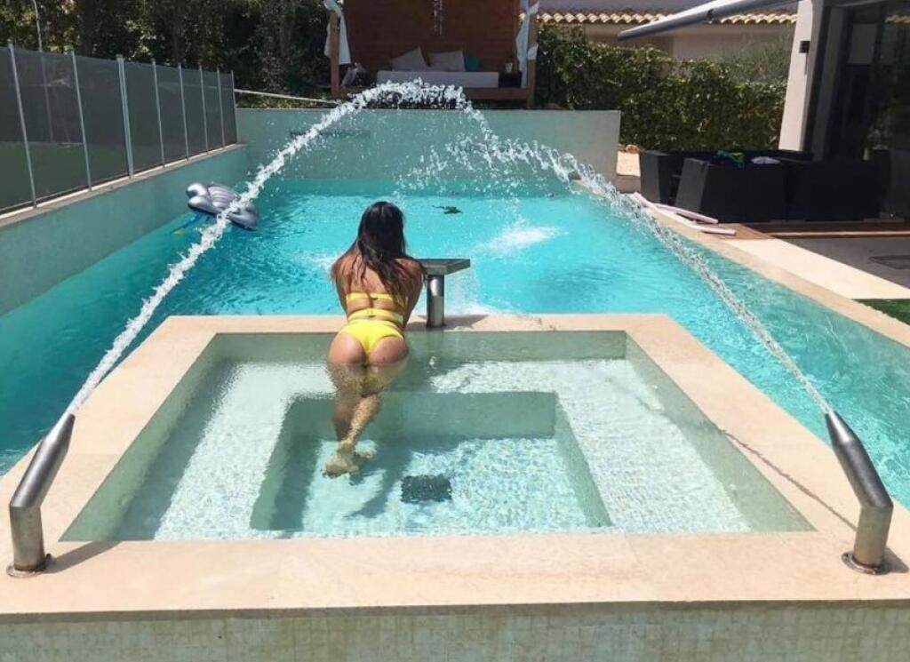Brazílska kráska je za Messiho vreckovku ochotná vysoliť šialené peniaze. Ak ju aj nezíska, jej fanúšikovia pri pohľade na jej provokačné fotografie aj tak smútiť nemusia.