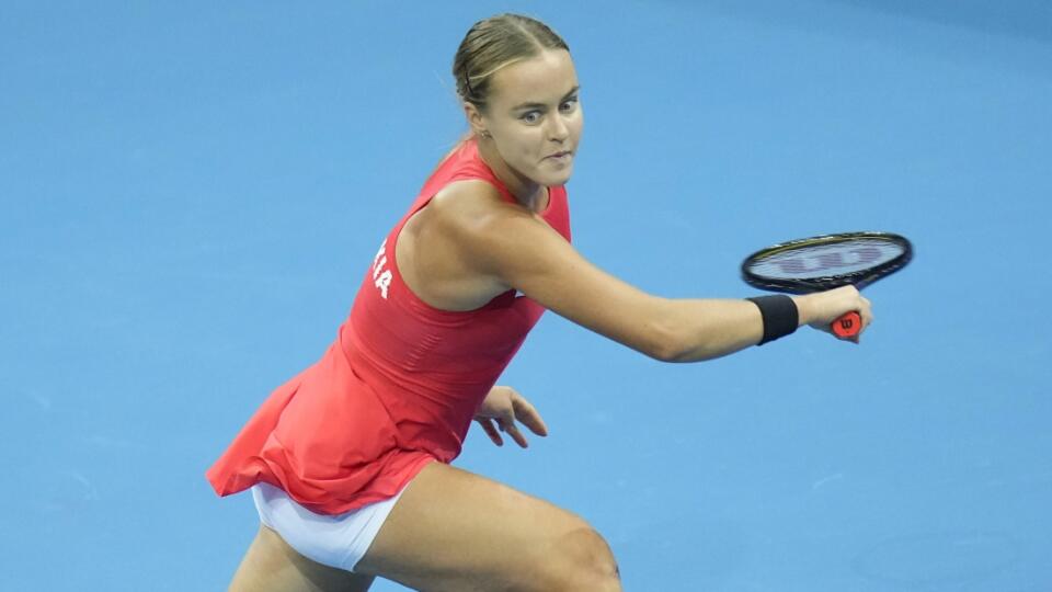 Na snímke slovenská tenistka Anna Karolína Schmiedlová v zápase C-skupiny finálového turnaja Pohára Billie-Jean Kingovej proti Američanke Danielle Collinsovej v Prahe 2. novembra 2021.