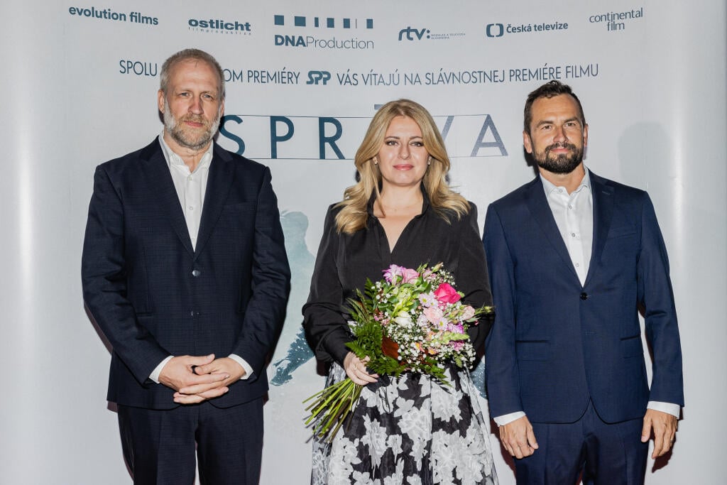 Na snímke režisér Peter Bebjak, prezidentka Zuzana Čaputová a producent Rastislav Šesták prichádzajú na premiéru filmu Petra Bebjaka, Správa.