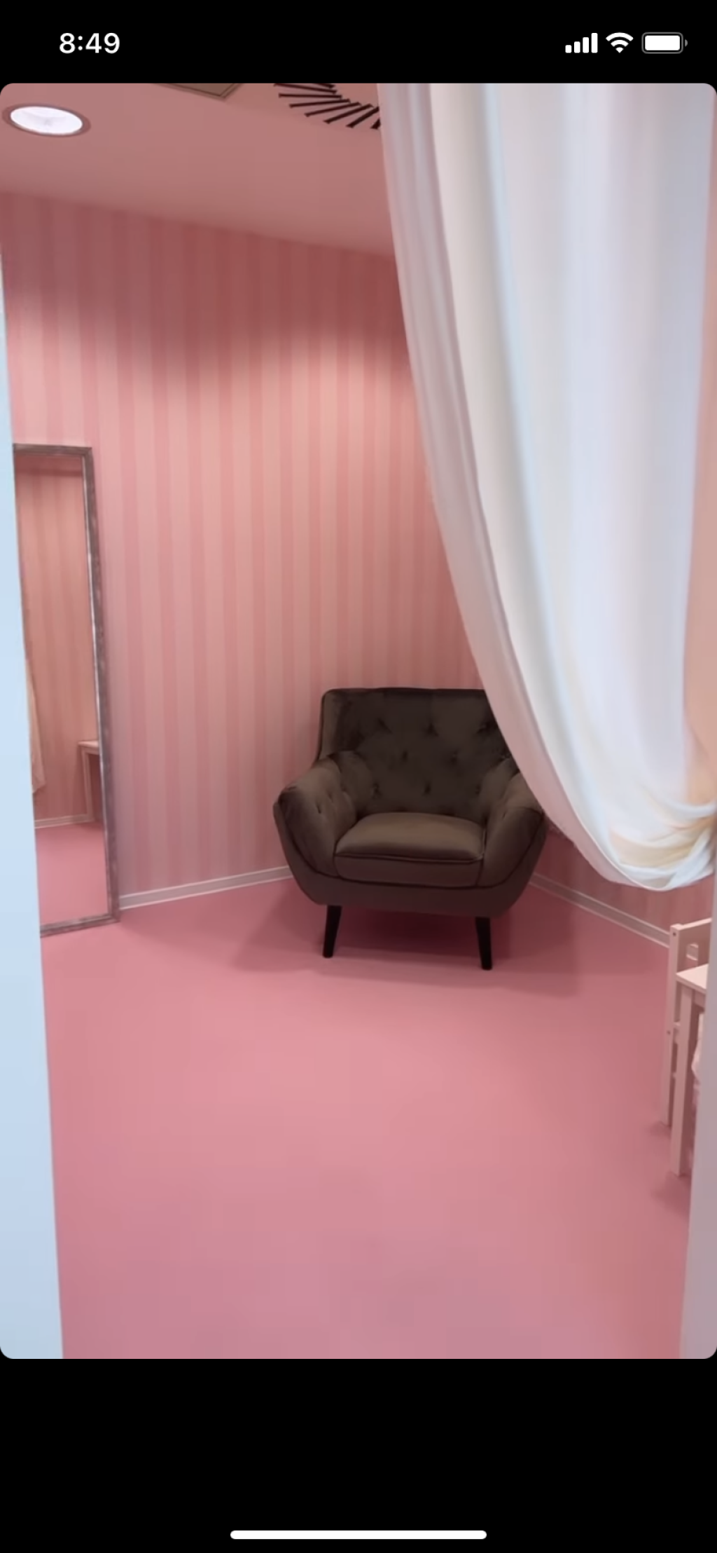 Pozreli sme sa aj na samotné ceny produktov, ktoré Zuzana ponúka a musíme povedať, že cenová hladina je na trošku vyššej úrovni. Dievčenské tričko stojí 24 eur, šortky 36 eur, šaty začínajú na sume 50 eur a vyšplhajú sa až na niečo cez 100 eur. Pri chlapcoch sa tiež bachnete po vrecku a za šortky či tepláky zaplatíte niečo cez 70 eur a košeľa stojí 55 eur.
